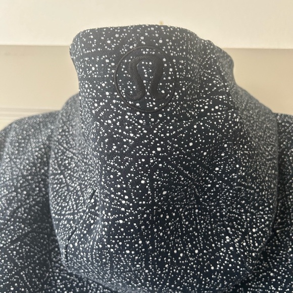 Lululemon Scuba Hoodie Light Cotton Fleece
Night View White Black - Picture 9 of 14